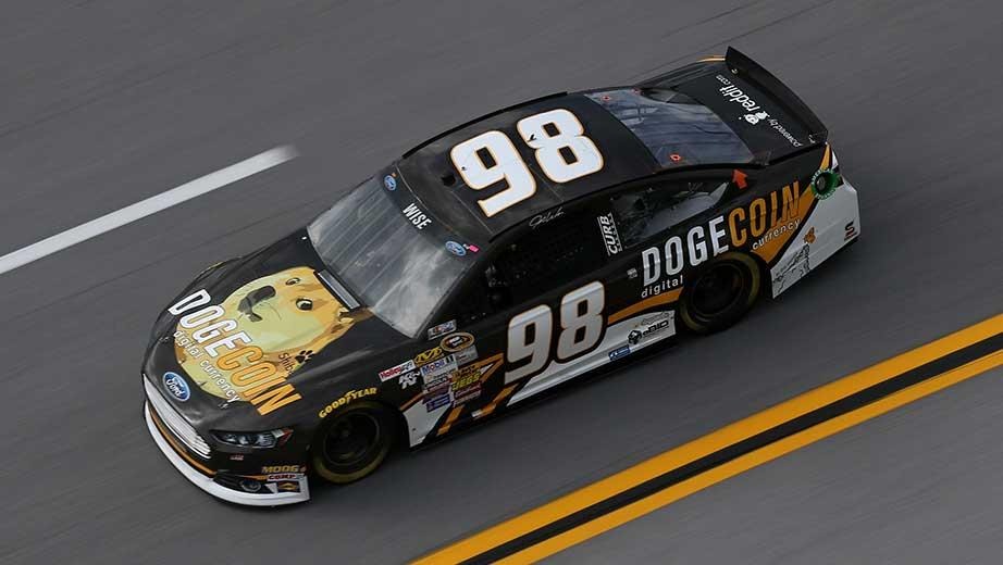 DOGE sur une voiture de course