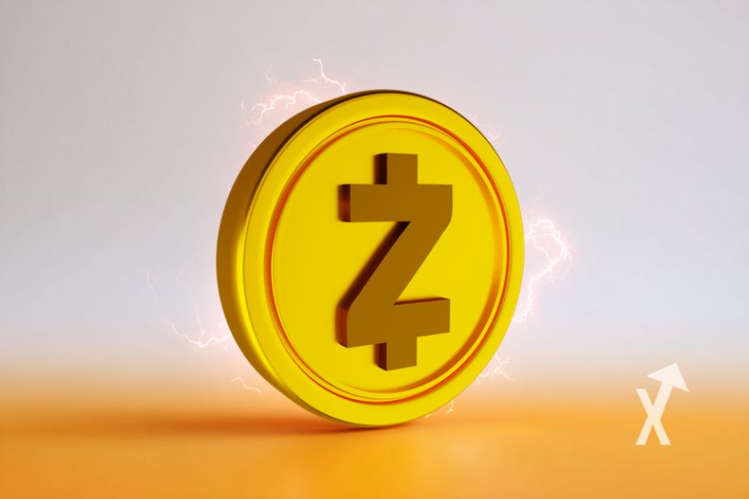 coin du ZEC Zcash sur un fond à moitié orange et à moitié gris avec de l'électricité autour du jeton