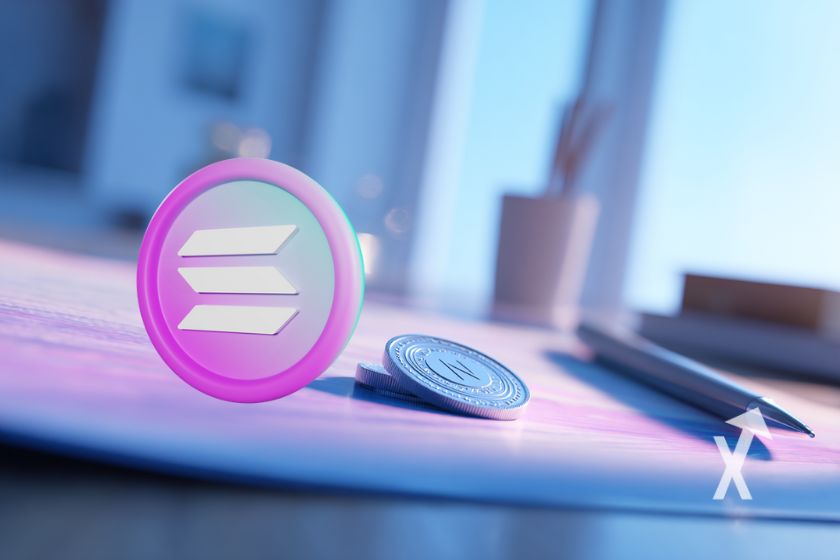 jeton SOlana posé sur un bureau avec un cahier et un stylo