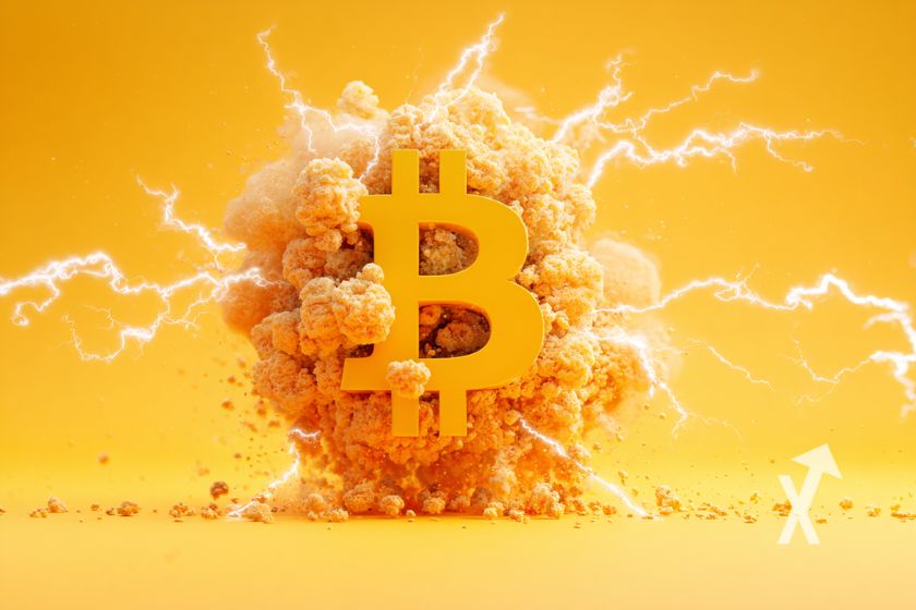 Bitcoin logo avec une explosion orange et de l'électricité autour sur un fond jaune
