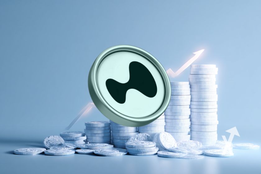 coin Hyperliquid HYPE sur un fond gris bleu avec une trendline price en blanc et des tokens en argent empilés