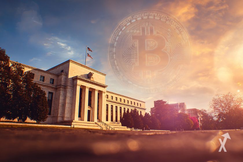 Le bâtiment de la Fed aux États-Unis et le logo Bitcoin dans le ciel