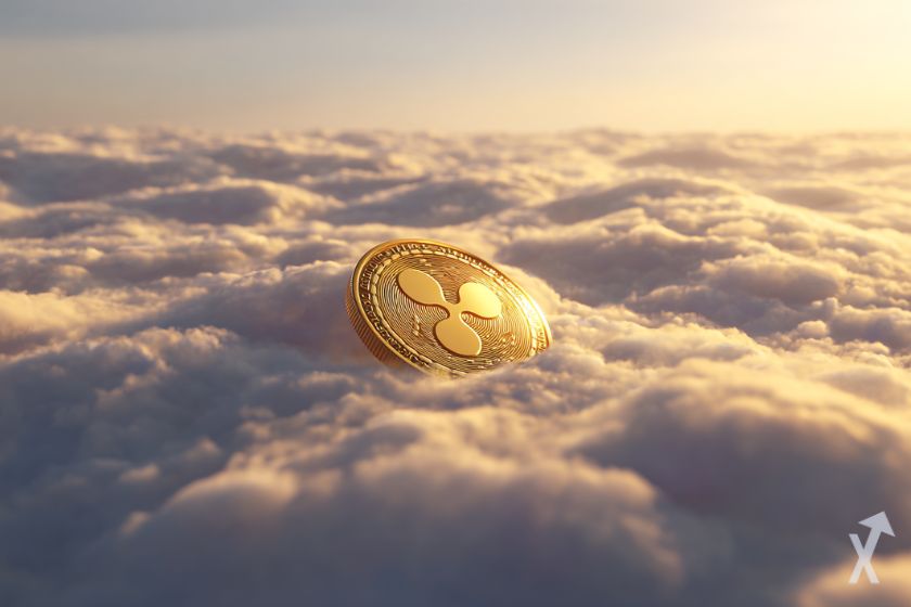 logo xrp ripple doré lumineux, dans les nuages