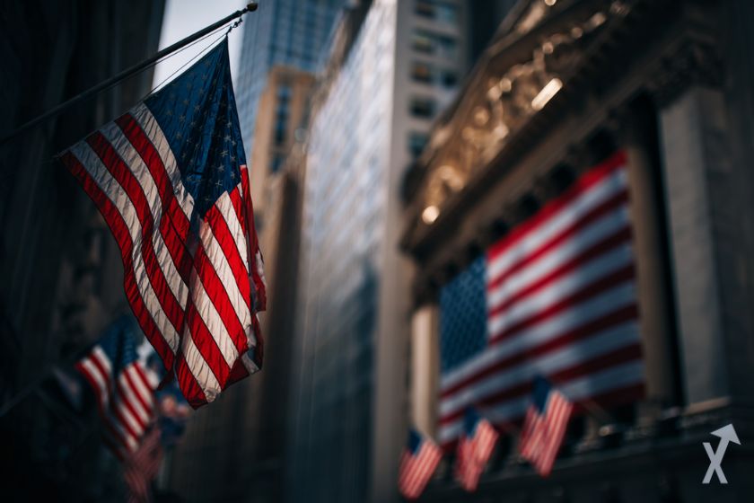 drapeau américain dans une rue devant un établissement, pour symboliser le retour de polymarket