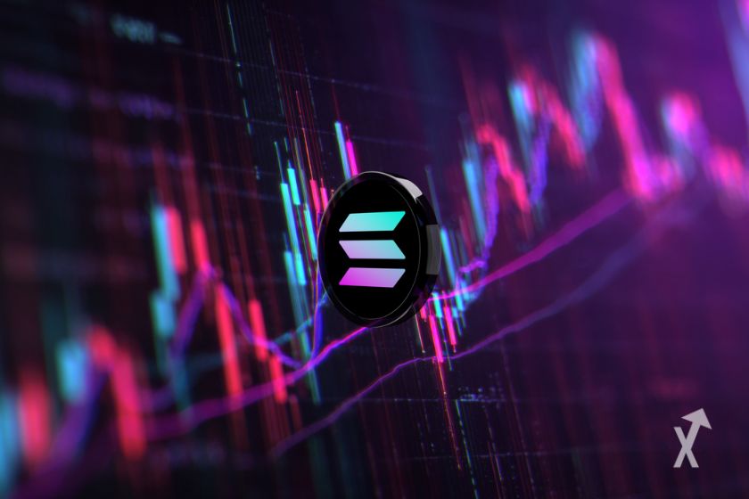 Le token Solana sur le fond d'un graphique avec des bougies violettes et bleues