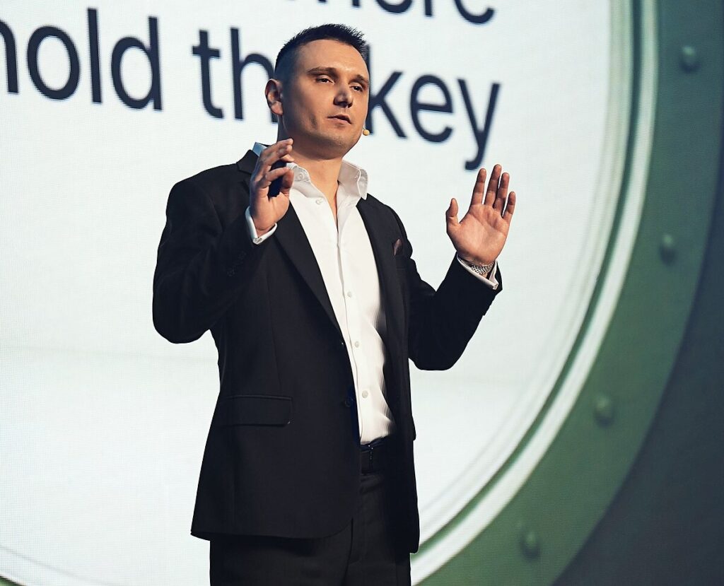 Une photographie réelle de Maksym Sakharov en costard lors d'une conférence