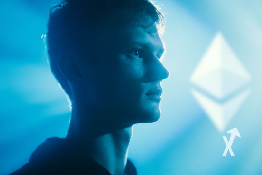 vitalik Buterin sur un fond bleu avec un logo ethereum transparent