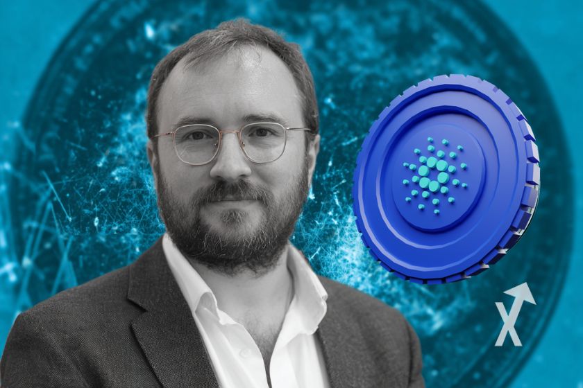 Charles Hoskinson et un jeton cardano sur un fond bleu