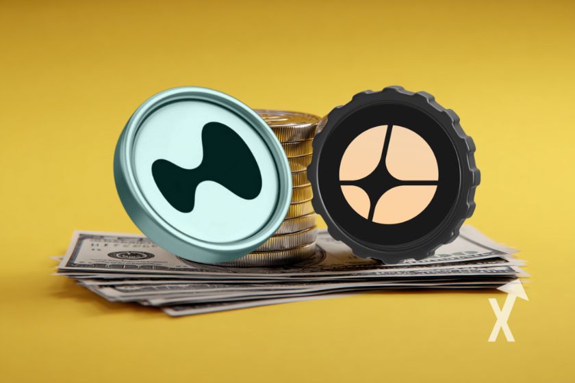 coin Hyperliquid et Aster sur un fond jaune avec des coins en or et de billets dollars en liasse derrière