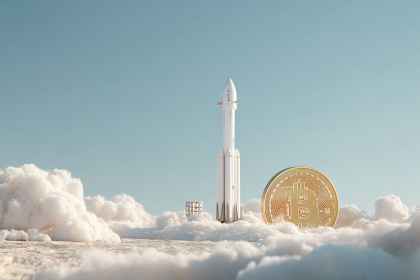Une pièce de Bitcoin géante dans les nuages de fumée blanche à côté d'une fusée blanche prête à décoller