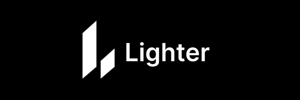 Une bannière avec un fond noir, le logo de Lighter en blanc et la typo blanche