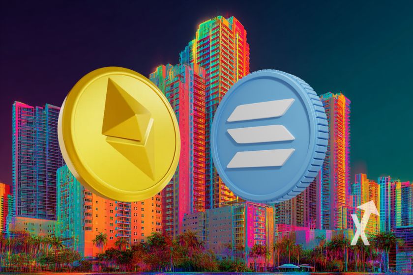 coin Solana en bleu et Ethereum en jaune sur un fond d'une ville en hologramme coloré et dans un ciel en plein nuit