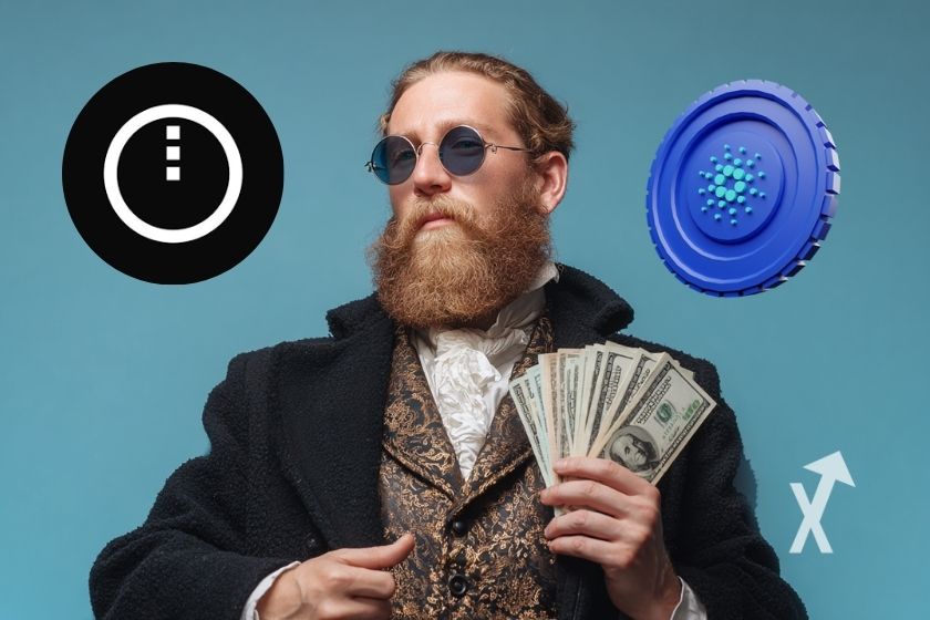 Homme avec des lunettes noires, une barbe et une veste noire qui tient des billets de dollars et des coins NIGHT de Midnith et cardano de chaque côté