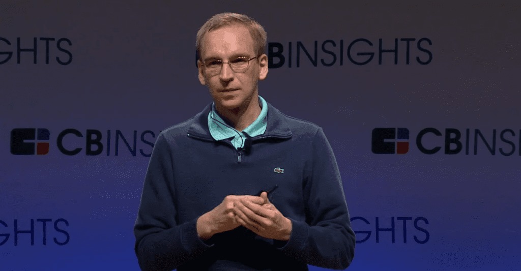 Une photographie réelle de Michael Egorov lors d'une conférence