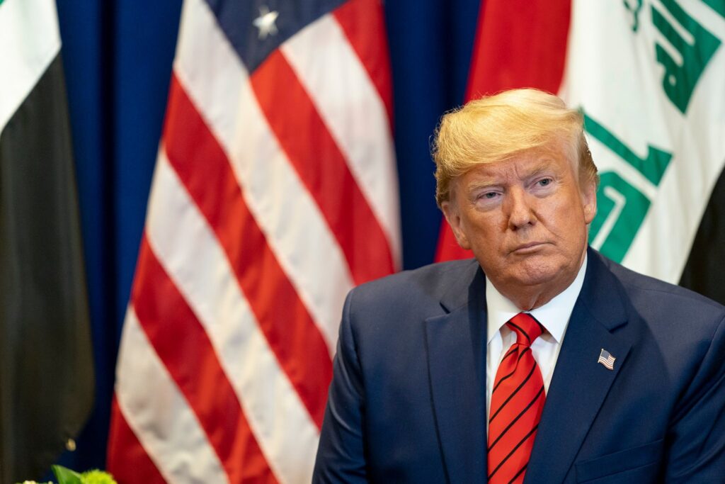 Une photographie de Donald Trump devant le drapeau des Etats-Unis