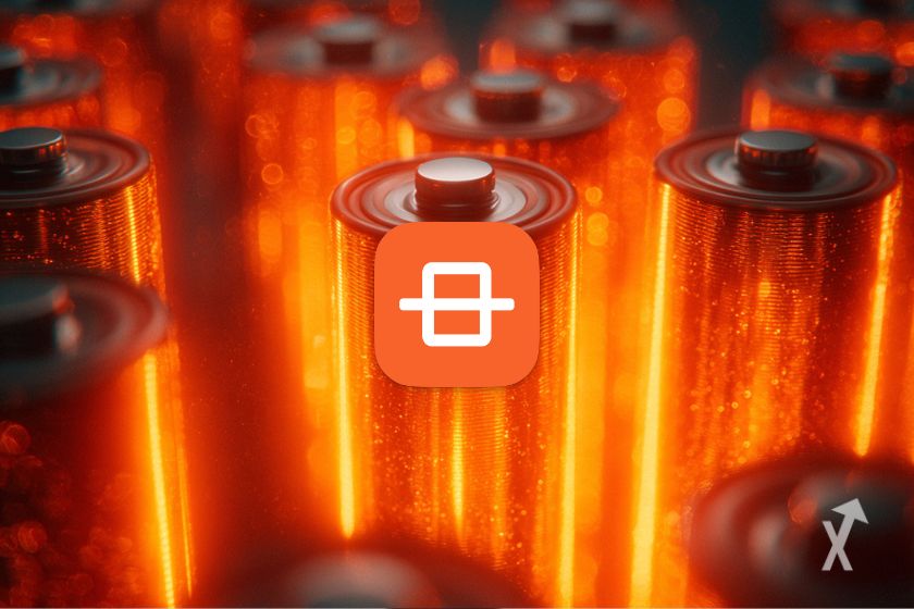 Le logo de Fuse Energy devant des batteries oranges
