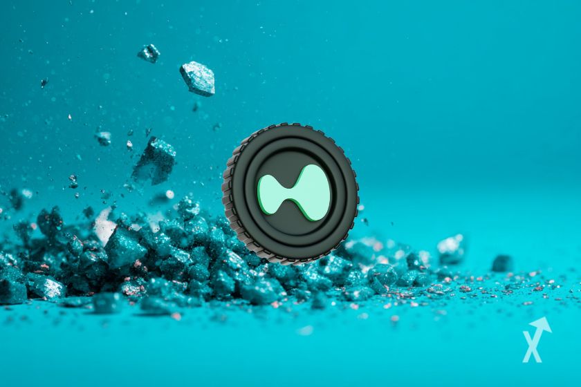 Le token gris de Hyperliquid sur un fond bleu turquoise avec des résidus bleus en train de se disperser