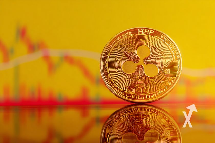 coin xrp en jaune sur un fond jaune avec une trendline de prix rouge et verte