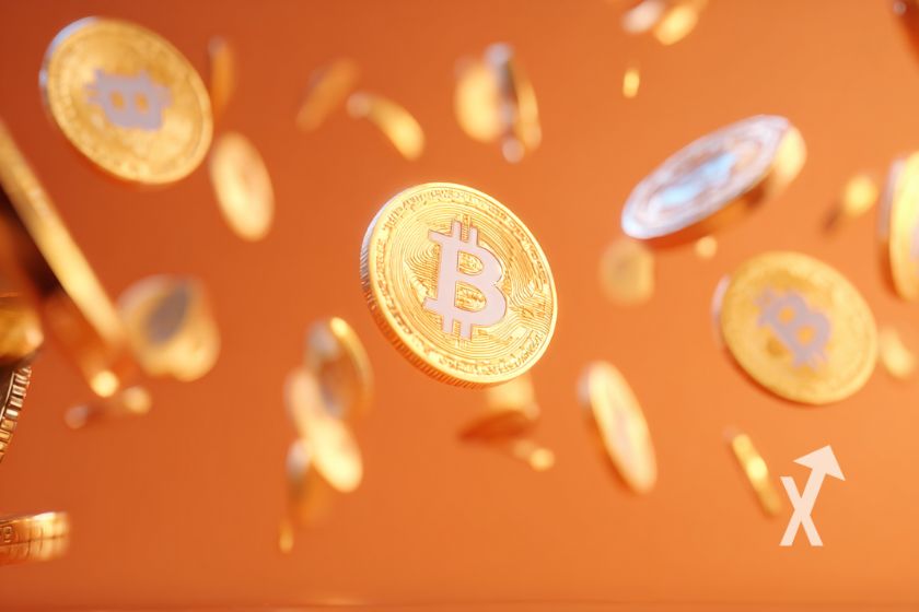 bitcoin et crypto tokens sur un fond orange