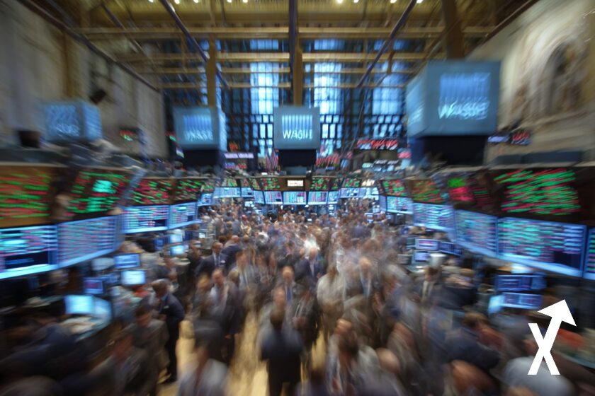 Représentation dynamique de Wall Street, marché des actions en pleine effervescence, écrans géants affichant des trading charts vert et rouge, chandeliers japonais lumineux, graphiques en temps réel, traders en mouvement flou