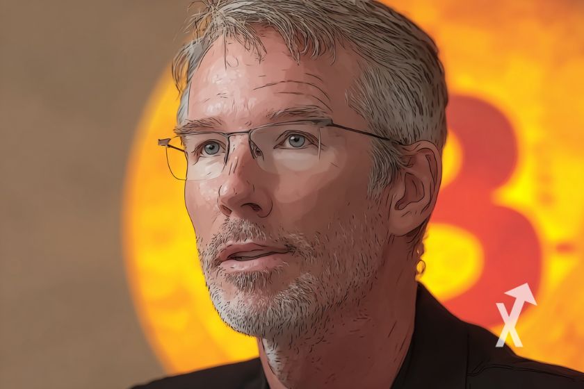 Michael Saylor sur un fond marron avec coin Bitcoin orange en fond