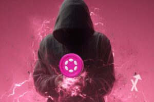 Fond rose avec un homme en capuche et coin dot dans ses mains