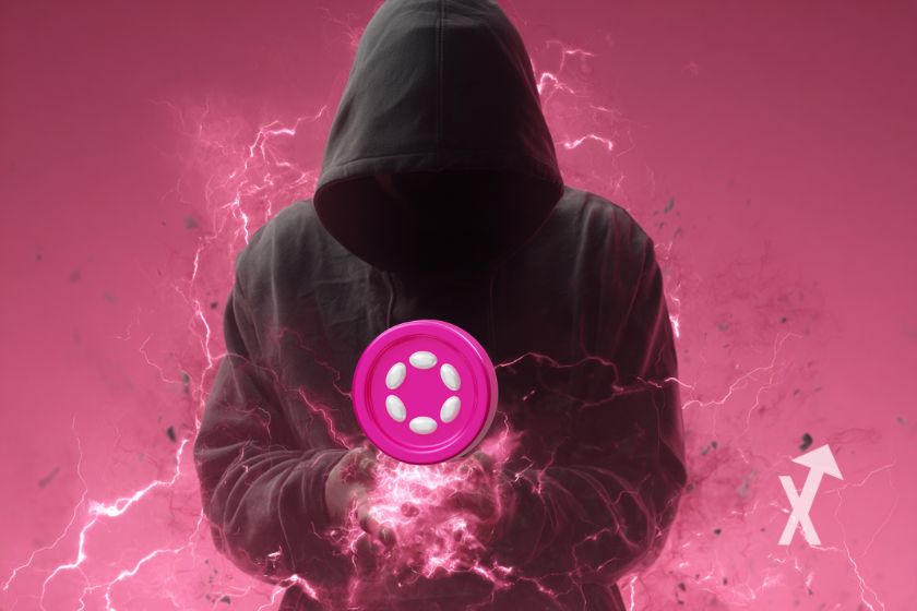 Fond rose avec un homme en capuche et coin dot dans ses mains