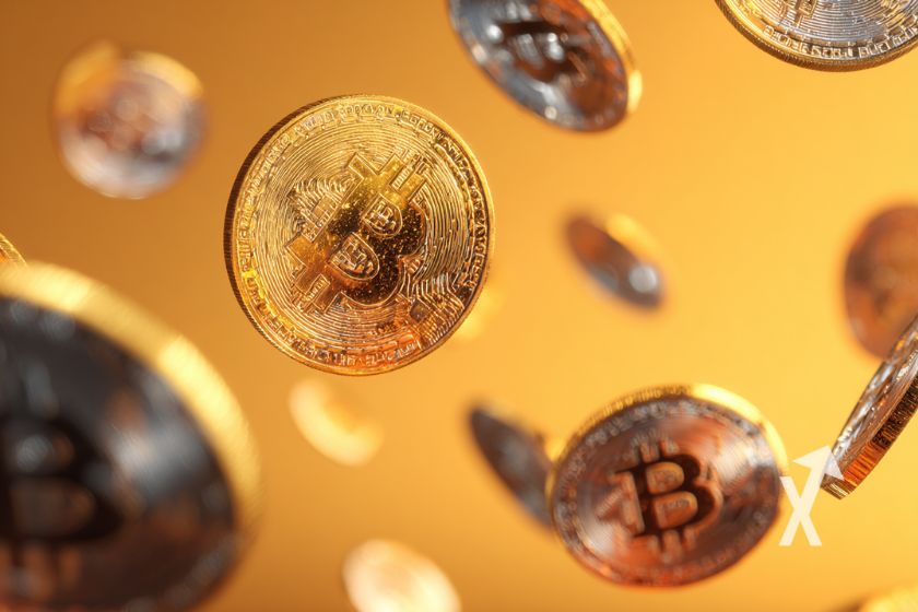 crypto tokens Bitcoin sur un fond jaune orange