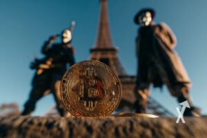 Deux hommes masqués devant la tour eiffel et un Bitcoin posé devant eux