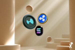 tokens XRP Solana et Hyperliquid s'élevant comme des orbes lumineux, concept abstrait de clarté réglementaire avec rayons de lumière douce perçant, palette ivoire chaud et or pastel épurée