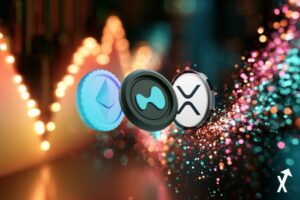 Illustration financière lumineuse divisée, diamant Ethereum et pièce XRP descendant sur lumière dégradé corail et jaune doux à gauche, token HYPE montant fortement en énergie or rosé et turquoise vive à droite, courbes abstraites de divergence de prix brillant entre eux, composition en tension dynamique, art éditorial fintech raffiné, sans fond sombre