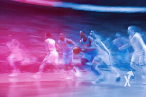 joueurs de basket avec un filter rose et bleu