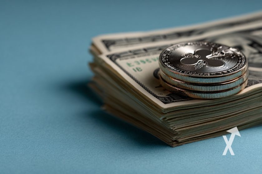 coin xrp sur une liasse de billets avec fond bleu