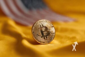 coin bitcoin sur un fond orange avec drapeau des USA
