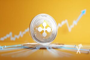 coin XRP sur un fond jaune avec trendline bleue