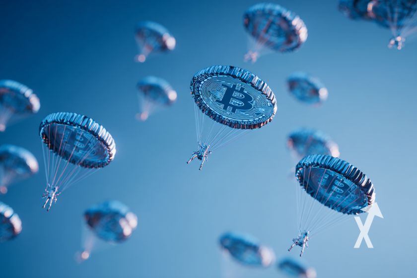 Blaue Bitcoin Fallschirme am blauen Himmel.