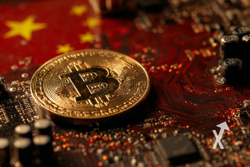 Bitcoin-M&uuml;nze auf chinesischem Flaggenhintergrund, Elektronikchips.