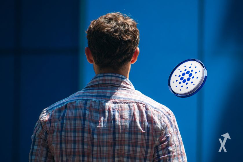 Man in Karohemd, r&uuml;ckseitig, Cardano-Token, blauer Hintergrund.