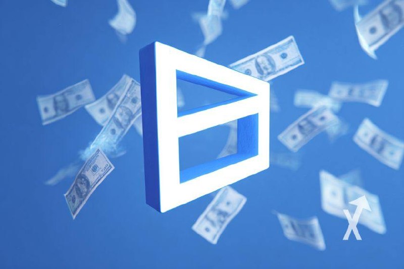 Logo 3D blanc et bleu flottant sur fond bleu, entour&eacute; de billets de 100 dollars volant dans les airs &mdash; illustration symbolisant la croissance financi&egrave;re et les opportunit&eacute;s d'investissement crypto.