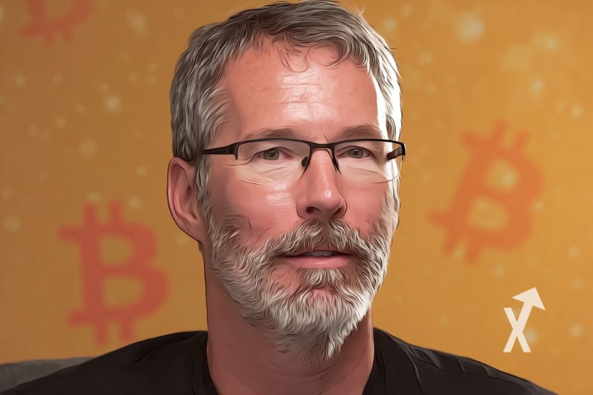Michael Saylor sur un fonf orange avec des logos bitcoin