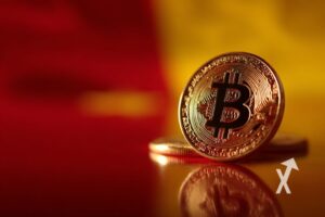 coin Bitcoin sur un fond rouge et jaune